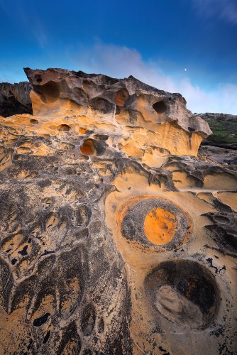 Junto a la casa de Mari