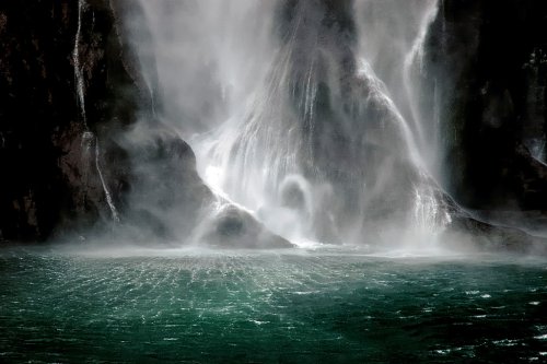 Cascadas en Milford Sound, Nueva Zelanda