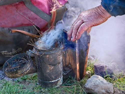 Preparando el Ahumador. Primer premio XI concurso internacional de fotografía apícola