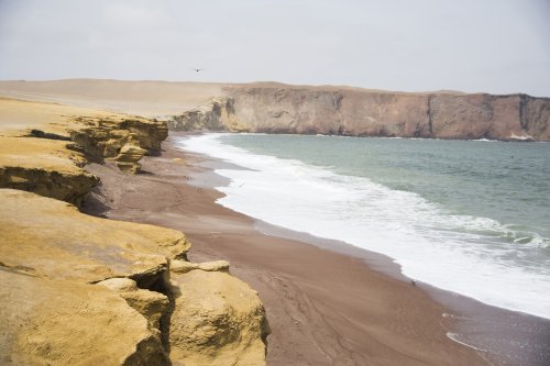 Playa roja, Reserva Nacional de Paracas (Perú)